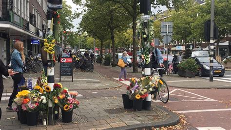 bloemen op kruispunt jan van galenstraat na aanrijding waarbij fietser  overleed
