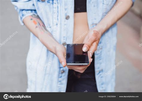 Jeune Belle Fille Utilise Smartphone Dans Café Surf Sur Internet Image