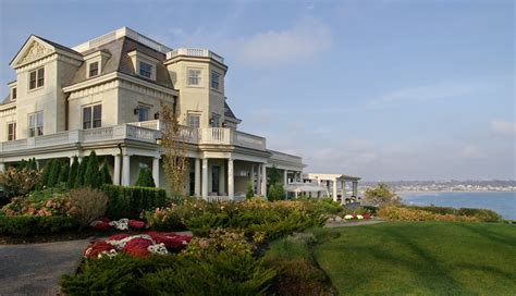 gilded age newport mansions     spend  night  architectural digest