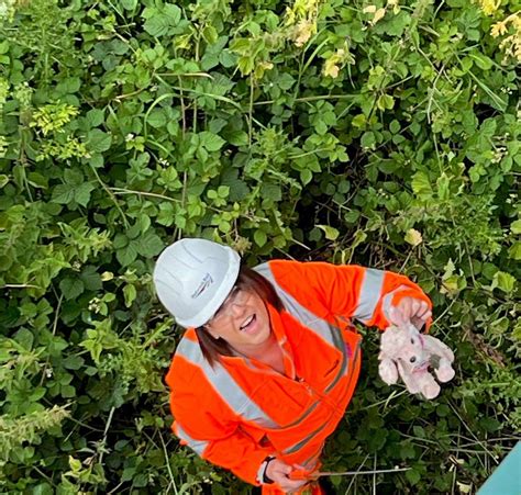 network rail worker to the rescue after girl 3 drops her favourite
