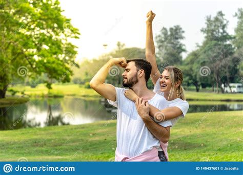 koppels man en vrouw lover gelukkig grappig en samen vasthouden stock afbeelding image  paar