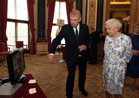 queen elizabeth naive monarch snubs public outrage to
