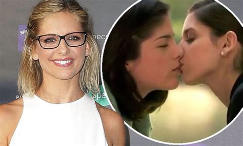 sarah michelle gellar reveals selma blair was her favourite on screen kiss daily mail online