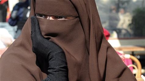 la moitié des femmes portant le niqab ont fait le choix de se cloîtrer