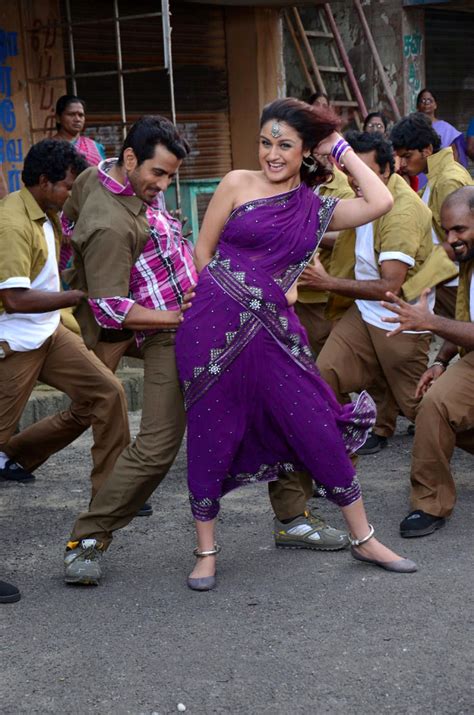 Sonia Agarwal Hot Saree In Kathanayaki Movie Song