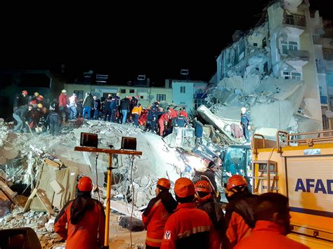 aardbeving turkije minstens  doden en duizend gewonden de standaard