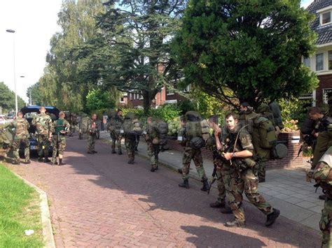 militairen van ghentkazerne wandelen door barendrecht barendrechtnunl