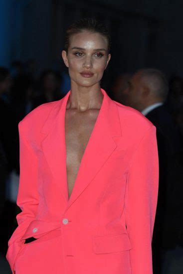 Rosie Huntington Whiteley Braless For Versace S Fashion Show Scandal