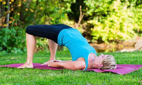posturas de yoga que te ayudan a aliviar y prevenir el dolor lumbar