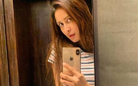 Chahatt Khanna Is Raising Temperature With Her Bathroom Selfie Buzzyoo