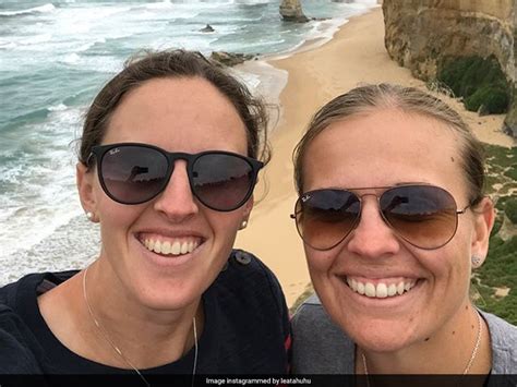 new zealand women cricket s same sex couple announces pregnancy