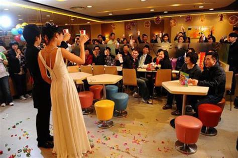 People Getting Married In A Mcdonalds Wtf 24 Pics