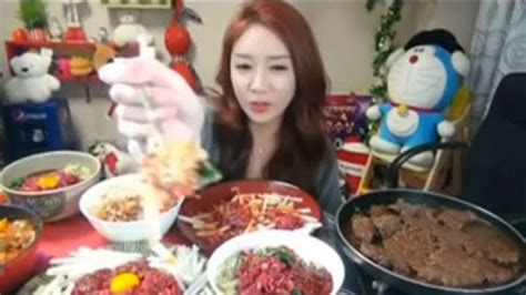 South Korean Woman Makes 9 000 A Month By Eating In Front Of Webcam
