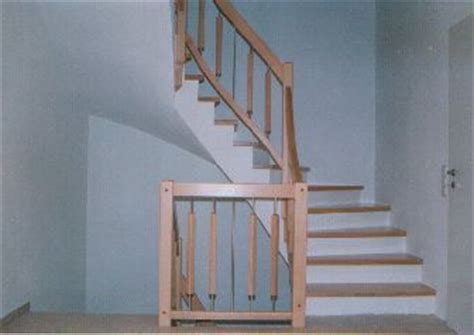 betontreppe belegt mit stufen aus buche und gelaender