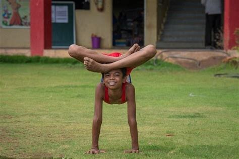 印度小男孩把柔术练到了新境界！可以做到用脚刷牙 搜狐大视野 搜狐新闻