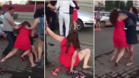 哈萨克斯坦醉酒女子斗殴 撕头发抓脸不手软 博览 环球网