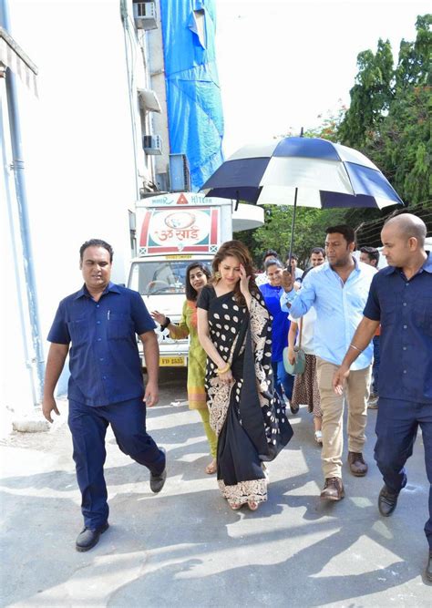 high quality bollywood celebrity pictures madhuri dixit looks gorgeous in saree on the sets of