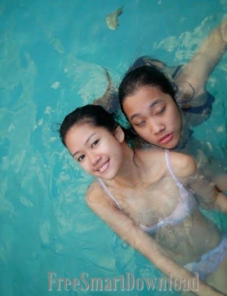 Foto Hot Cewek Cantik Dan Seksi Bikini Di Kolam Renang