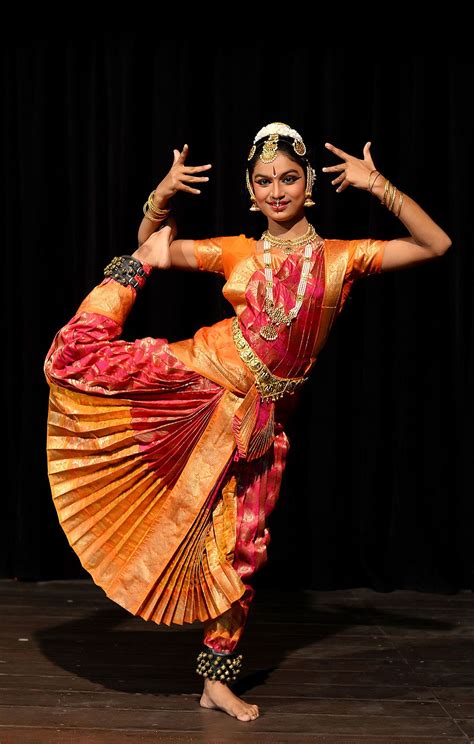 danseuse de bharata natyam danse classique indienne tres ancienne
