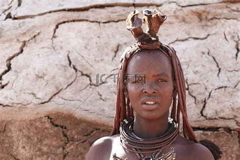 村里脖子上挂着饰物的辛巴族妇女高清摄影大图 千库网