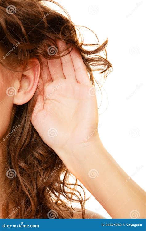 een deel van hoofdvrouw met hand aan oor het luisteren stock foto image  roddel gesprek