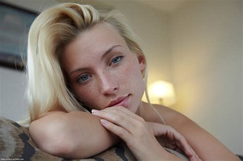 adele cute blonde with freckles redbust