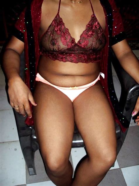 kerala aunties nighty cleavage visible in red nighty real girl sex photo