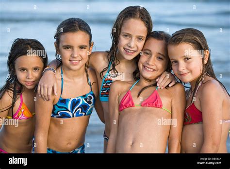 Hispanischen Mädchen In Bikinis Posiert Am Strand Stockfotografie Alamy