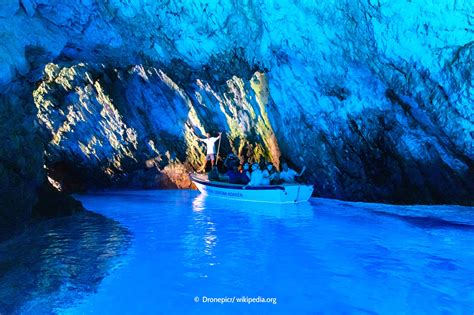 top sehenswuerdigkeiten blau leuchtende meereshoehle  kroatien hoehle
