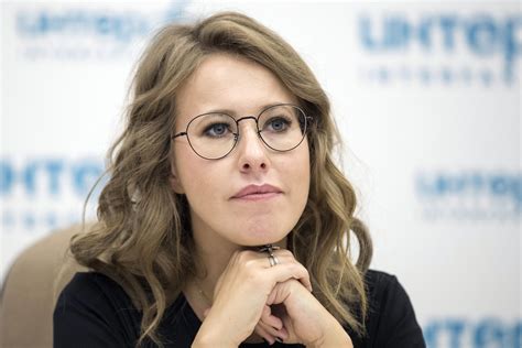 Tv Host Ksenia Sobchak A Kremlin Critic With Ties To Putin Flees