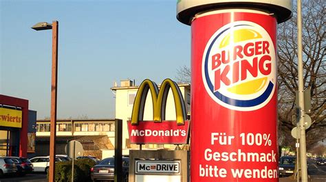 burger king werbung vor mc donalds restaurant
