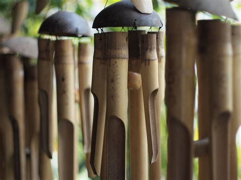 membuat kerajinan  bambu  menciptakan lonceng angin