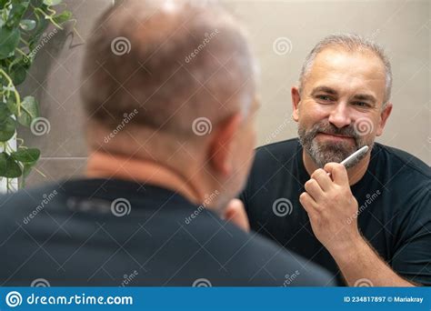 Hombre Apuesto De Mediana Edad Sonriente Que Se Lava La Barba Por La