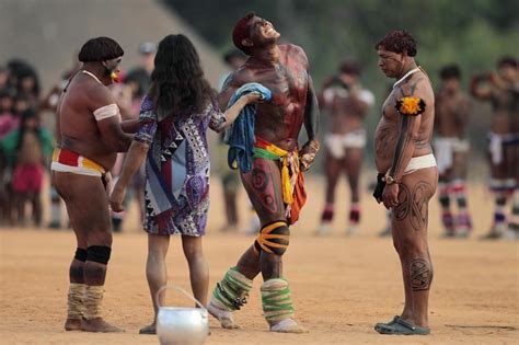 foto indiáni z kmene yawalapiti uctívají mrtvé aktuálně cz