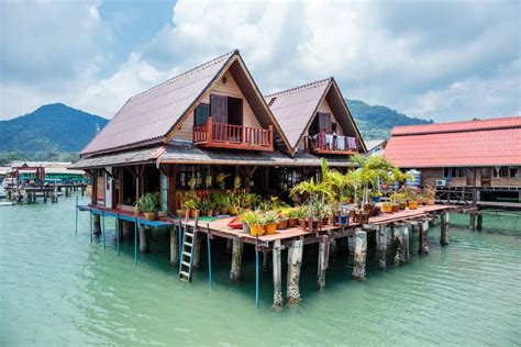 houses built  stilts pilings  piers photo examples    world home