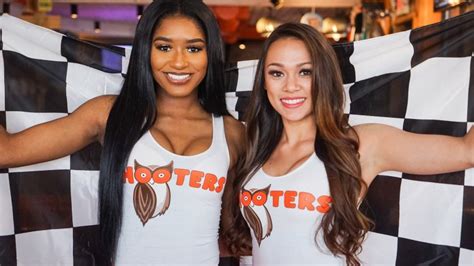workers reveal what it s really like to work at hooters