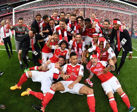 arsenal celebrate fa cup victory  chelsea daily star