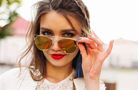 Best Sunglasses For Your Diamond Face Shape In 2021 [comparison And Guide]