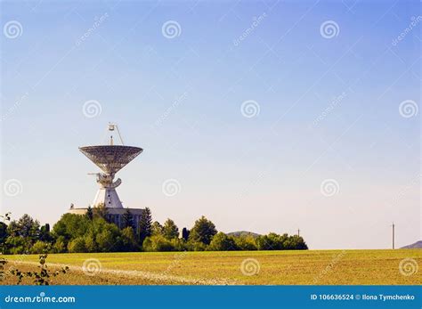 grote satelliet de antennepost van de schotelradar op groen gebied stock foto image