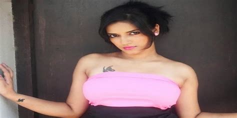 tamil actress vasundhara kashyap bedroom scenes selfies