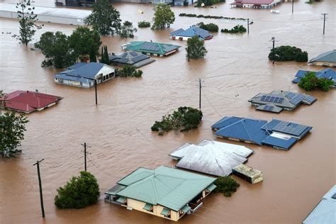 sydney faces  rain  death toll  australian floods rises