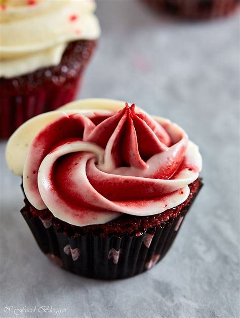 red velvet cupcakes mixed color