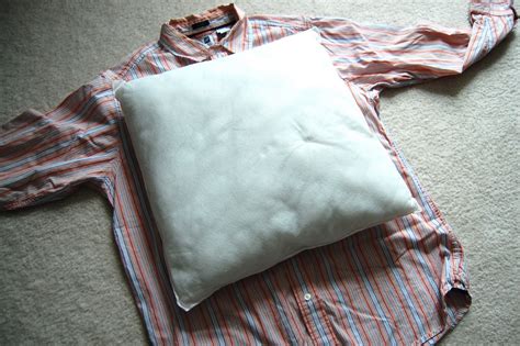 lay  pillow    shirt   collar   buttons
