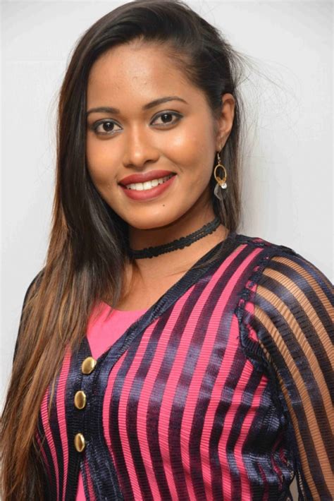 sakshi  latest hd images pictures stills pics filmibeat