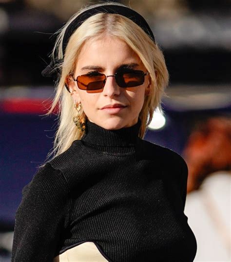 Headbands Are Back—here S How You Can Wear Them Headband Hairstyles