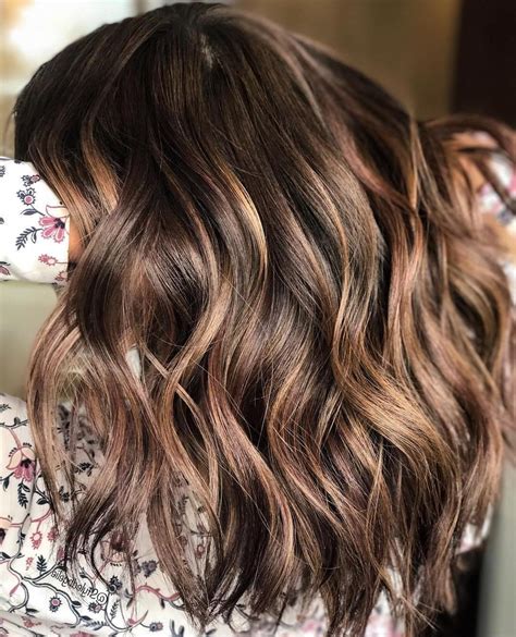 Oggi molte donne si tingono i capelli e scelgono con grande cura il colore dei loro ricci.cos'è il cioccolato con il colore dei capelli al caramello? 50 sorprendenti idee per i capelli castani cioccolato per il 2021