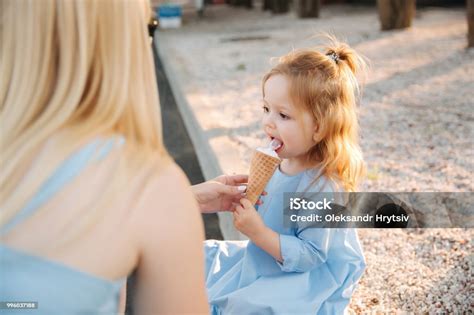 Kuvapankin Valokuva Otsikolla Kaunis Pieni Tyttö Sinisessä Mekossa Syö