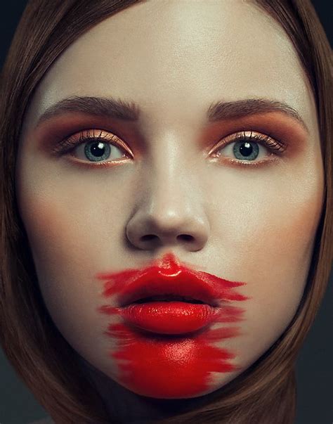 Фото Девушка с губами измазанными красной помадой