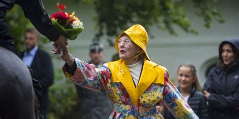 dronning margrethes skrig gule frakke  ar gammel og lavet af voksdug avisendk
