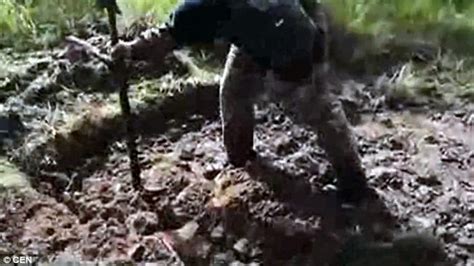 Video Shows Soldiers Burying A Man Alive In Ukraine Daily Mail Online